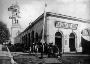 Templo de San Agustín, Plaza Ignacio Comonfort en primer plano