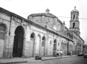 Calle Bartolomé de las Casas, en la parte norte del Templo de San Francisco. Nótense los edificios adosados al convento y templo, uno de ellos era comandancia de policía. Hoy en día no existen.