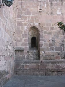 Ventana aparente en la torre del Templo de San Francisco, en realidad es uno de los nichos que existieron en la Capilla de Nuestra Señora del Rosario, hoy desaparecida.