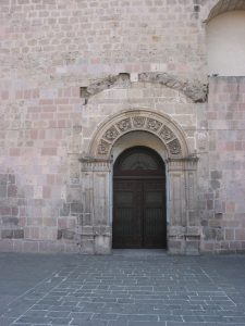 Puerta porciúncula, se nota la modificación en su estructura, antes era la puerta de entrada a la Capilla de Nuestra Señora del Rosario