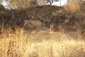 Como un montón de tierra o piedras, desapercibida se nos muestra esta maravilla de la antiguedad.