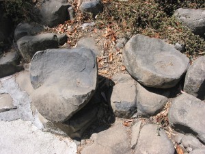 Al platicar con el actual dueño del terreno donde está El Barreno, nos platicó que la cara sur de la pirámide estaba cubierta de piedras en forma de asientos (ver la foto), y que al parecer al sur de la pirámide hubo un juego de pelota, destruido para hacer casas...