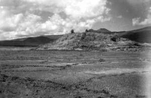 Pirámide de El Barreno, localizada en Morelia, Michoacán. Fotografía de 1956 por el Lic. Jesús García Tapia.