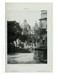 Cúpula de la Catedral. La estructura a la derecha es la base del monumento a Melchor Ocampo.