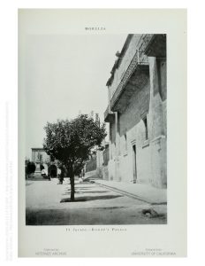 Fachada del Palacio Episcopal. Nótese el monumento a Morelos, en el extremo izquierdo.