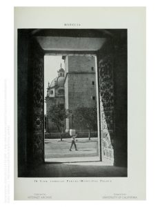 Vista a través del portal, Palacio de Gobierno. Erróneamente dice Palacio Municipal.