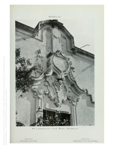 Lambrequín sobre la puerta del cuartel. Actual entrada sur del Museo de Justicia.