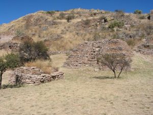 Pirámide de los Sacrificios, donde presumiblemente se ofrecían doncellas y niños a los dioses. Al fondo, la Terraza 18.
