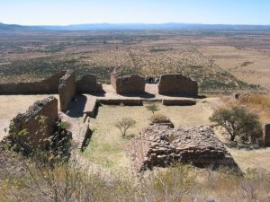 Pirámide de los Sacrificios, donde presumiblemente se ofrecían doncellas y niños a los dioses, vista desde la Terraza 18.