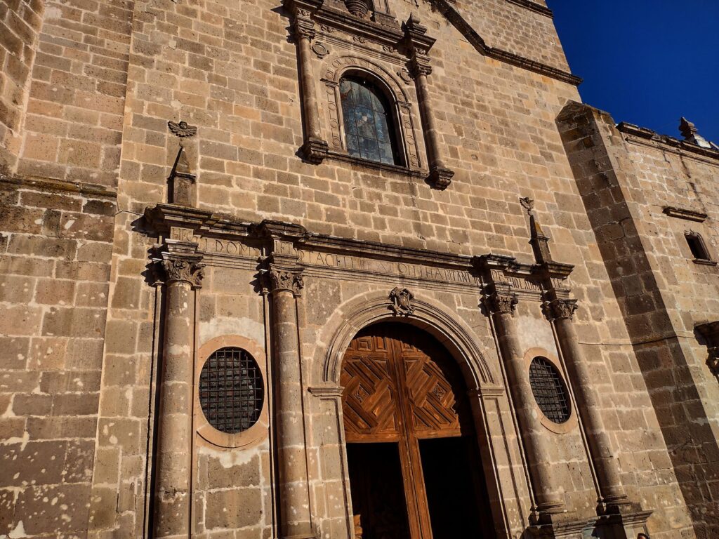 Portal del poniente o entrada principal. Ver nota acerca de la frase en latín...