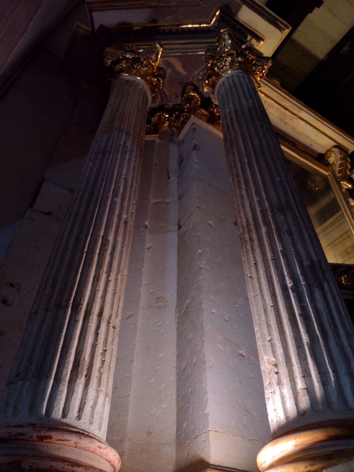 Detalle de las columnas de un altar o nicho