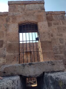 Puerta principal de la caja arenera.