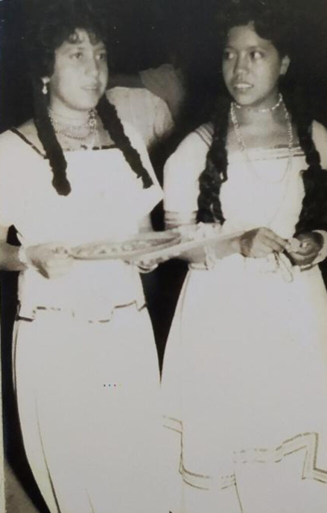 Vendedoras de escapularios o moños en 1963 [Colección Héctor Navarro Jacobo]