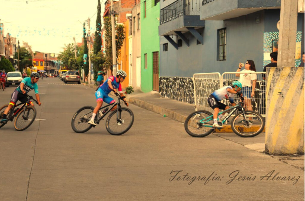 Carrera ciclista entre las calles Acacia y Álamo [Fotografía del autor] 