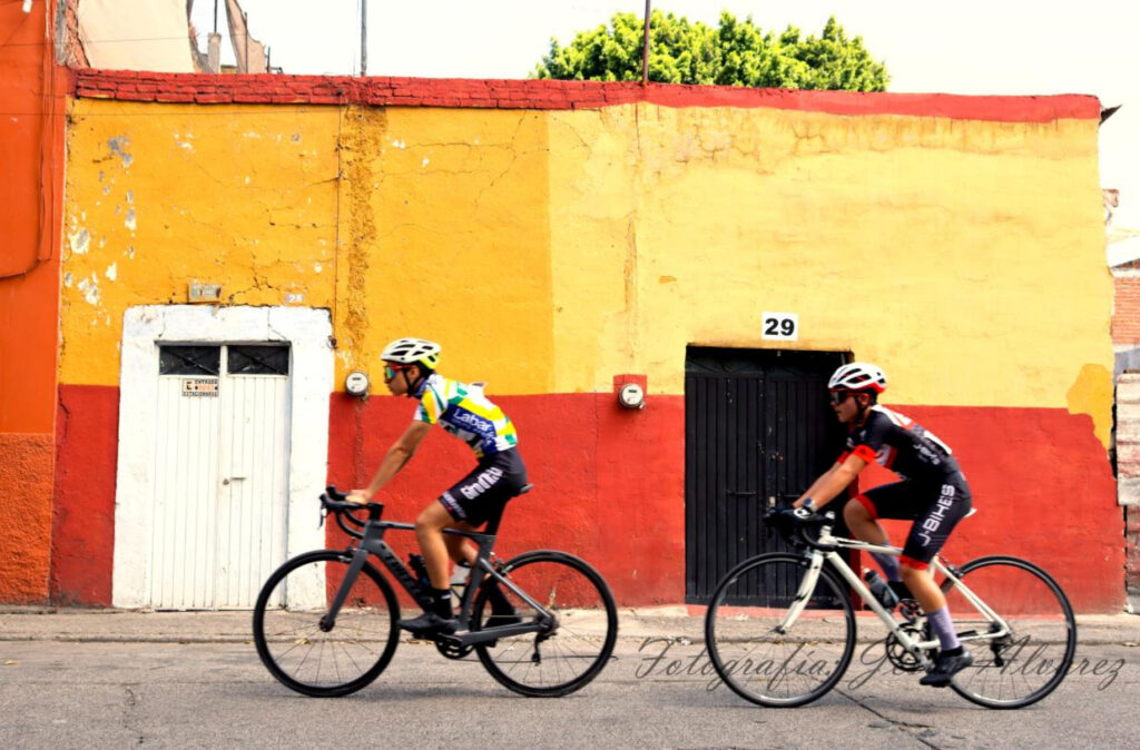 Carrera ciclista sobre la calle Álamo [Fotografía del autor]