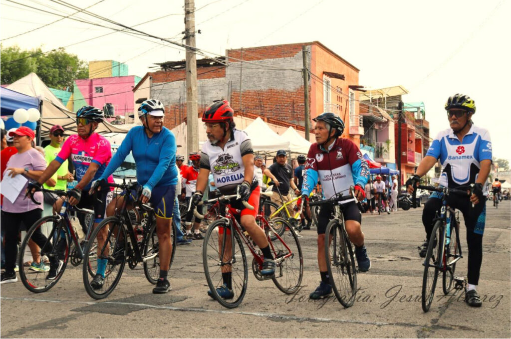 Ciclistas veteranos en la línea de salida. [Fotografía del autor] 