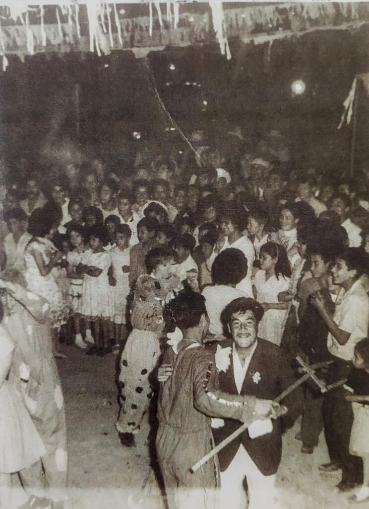 Don Enrique Cervantes mira a la cámara durante los festejos de la fiesta. [Colección Héctor 
Navarro Jacobo] 