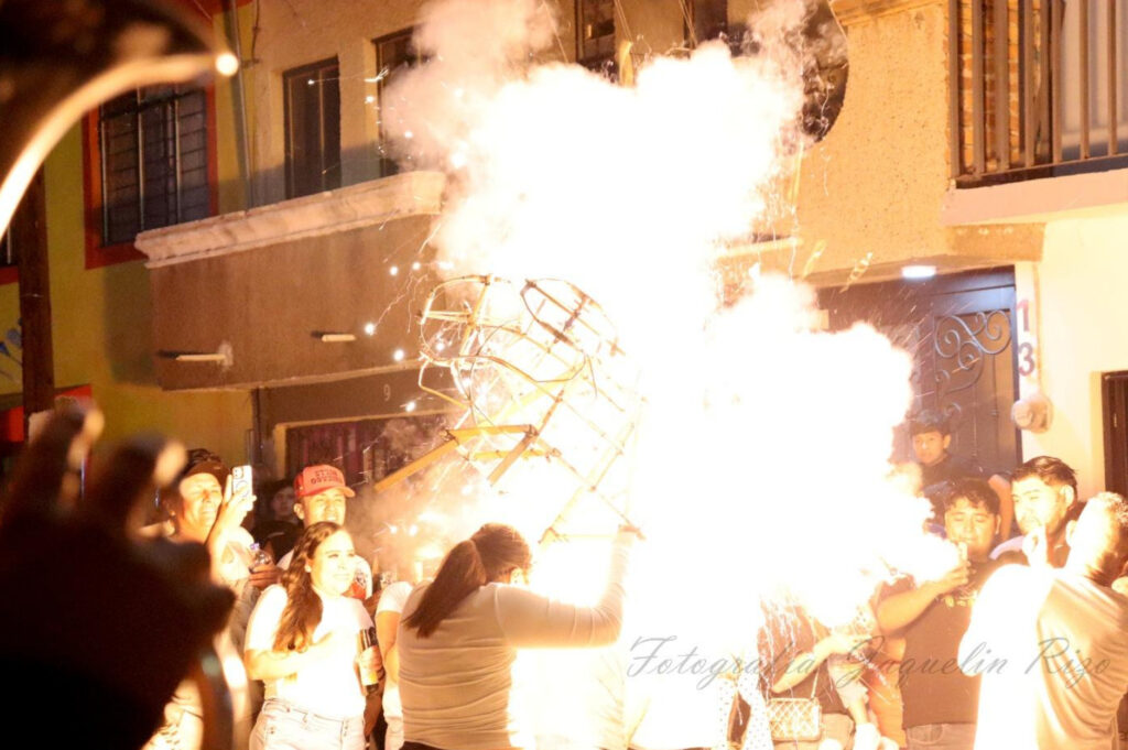 Encendido del tradicional torito de fuegos artificiales sobre la calle Pino. [Fotografía de 
Jaquelin Rizo] 
